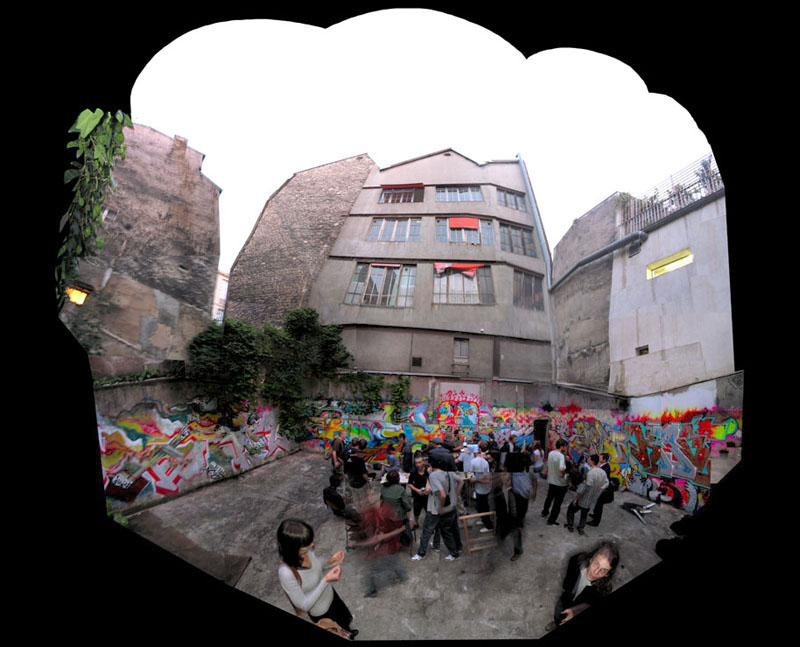 Photographie Julien Taylor La g�n�rale la cour graffitu bbq barbecue graff
