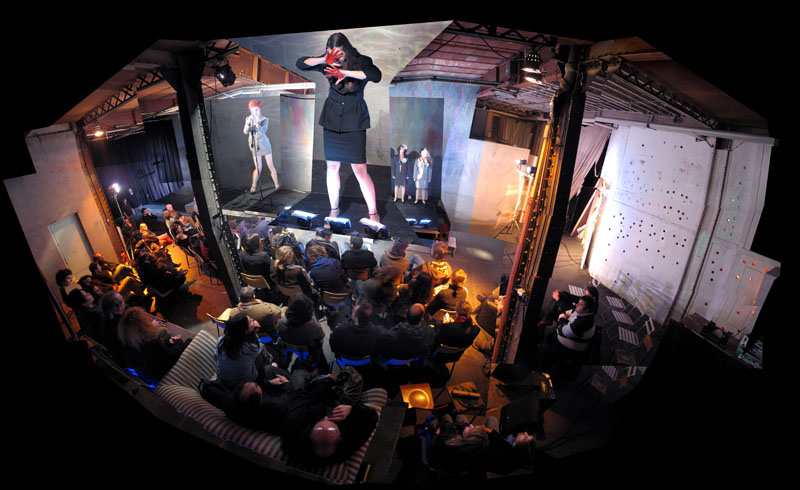 La g�n�rale Photographie Julien Taylor theatre dans le hall representation M.A.M.A.E