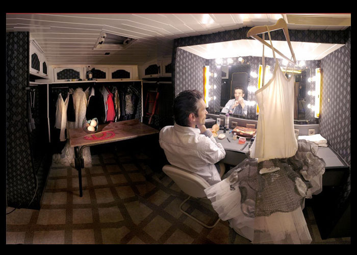 LOADING... a photography by Julien Taylor of Remi Laroussinie juggler Paris 2009